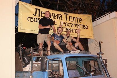 Демʼян Ганул (ліворуч) і учасники руху "Вуличний фронт" на акції проти забудови Літнього театру на території Міського парку в Одесі, 2017 рік Демʼян Ганул (ліворуч) і учасники руху "Вуличний фронт" на акції проти забудови Літнього театру на території Міського парку в Одесі, 2017 рік