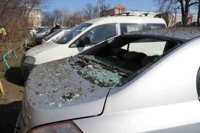 У Слобідському районі Харкова розбите скло в машинах після атаки дронів РФ, 26 березня 2026 року У Слобідському районі Харкова розбите скло в машинах після атаки дронів РФ, 26 березня 2026 року