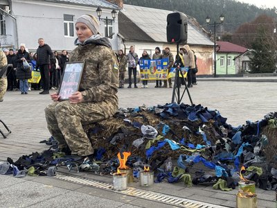 Акція на підтримку військовополонених і зниклих безвісти, акція у Кременці, Тернопільщина, 9 грудня 2025 року Акція на підтримку військовополонених і зниклих безвісти, акція у Кременці, Тернопільщина, 9 грудня 2025 року