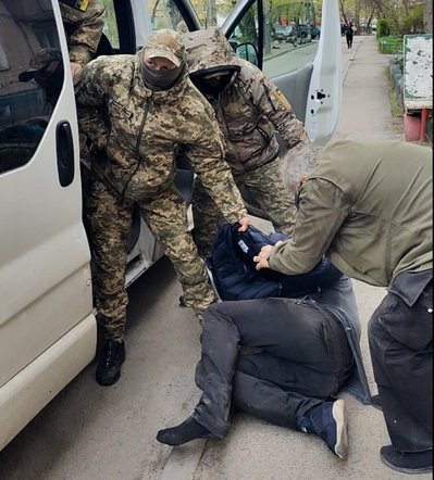 Порвали куртку та застосовували перцевий балочник: у Дніпрі сталася сутичка між військовими ТЦК та місцевими Порвали куртку та застосовували перцевий балочник: у Дніпрі сталася сутичка між військовими ТЦК та місцевими