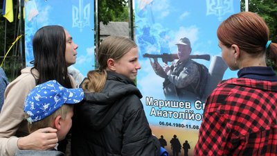 Алея Героїв на Чернігівщині: у селищі з’явилася алея із портретами загиблих військових Алея Героїв на Чернігівщині: у селищі з’явилася алея із портретами загиблих військових