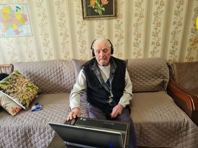 Сторічний житомирянин Віктор Поліщук без окулярів читає книги, користується інтернетом і мандрує Сторічний житомирянин Віктор Поліщук без окулярів читає книги, користується інтернетом і мандрує