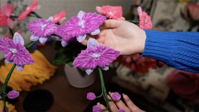 "Буде стояти і радувати око кожен день": черкащанка створює "вічні" квіти із синельного дроту