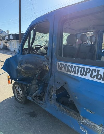 У Краматорську окупанти атакували авто волонтерів, коли вони їхали на евакуацію У Краматорську окупанти атакували авто волонтерів, коли вони їхали на евакуацію