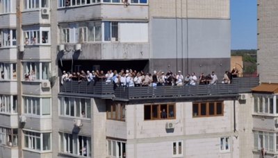 На дахах будинків та авто: тисячі хасидів в Умані одночасно помолилися за Україну На дахах будинків та авто: тисячі хасидів в Умані одночасно помолилися за Україну