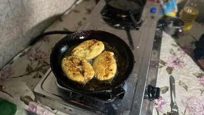 пиріжки жителька прифронтового села Шандриголове Валентина Донецька область 8 листопада 2024 рік пиріжки жителька прифронтового села Шандриголове Валентина Донецька область 8 листопада 2024 рік