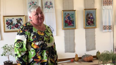 Разом із столітньою хатою отримала у спадок вишиті рушники: рівнянка представила колекцію вишивки Разом із столітньою хатою отримала у спадок вишиті рушники: рівнянка представила колекцію вишивки