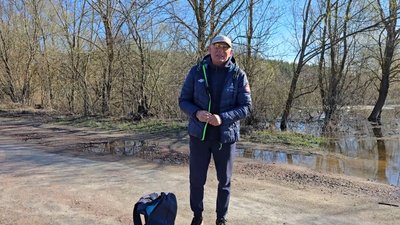 "Хто – вбрід, хто – човном": як жителі Новгород-Сіверщини, де підтопило мости, переправляються через 2 річки, що злились "Хто – вбрід, хто – човном": як жителі Новгород-Сіверщини, де підтопило мости, переправляються через 2 річки, що злились