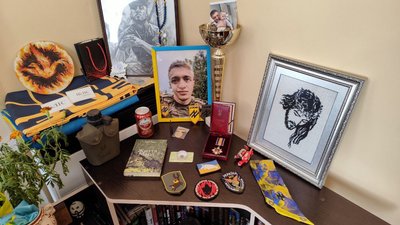 Мати загиблого військового з Тернопільщини на могилі сина читає вірші Мати загиблого військового з Тернопільщини на могилі сина читає вірші