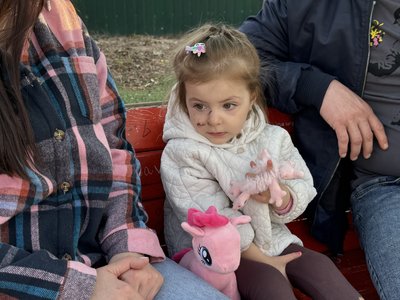 "Вдягни мені хрестик": історія пораненої Лізи з мамою, які потрапили під ракетний удар в Сумах "Вдягни мені хрестик": історія пораненої Лізи з мамою, які потрапили під ракетний удар в Сумах