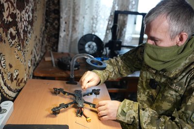 Керівник майстерні дронів "Гарту" за роботою Керівник майстерні дронів "Гарту" за роботою