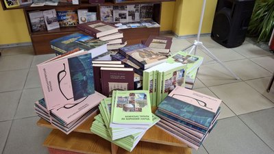 Черкаським бібліотекам передали книги з історії та культури Криму