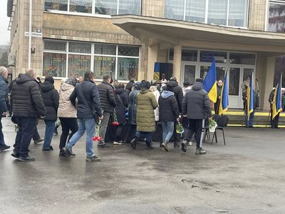 Майже рік був зниклим безвісти: у місті на Черкащині попрощалися із захисником Майже рік був зниклим безвісти: у місті на Черкащині попрощалися із захисником