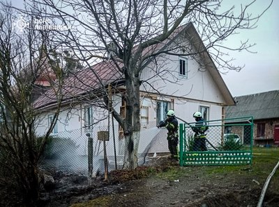 Рятувальники Львівщини гасять пожежі, які виникли після нічної атаки РФ Рятувальники Львівщини гасять пожежі, які виникли після нічної атаки РФ