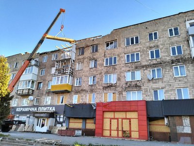 У Луцьку розпочали ремонт пошкодженого російським дроном будинку на Відродження