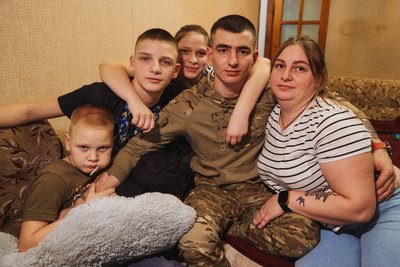 Боєць "Хартії" на позивний "Лютік" з сім'єю Боєць "Хартії" на позивний "Лютік" з сім'єю