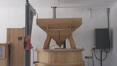 Зерно мелють кам’яні жорна: на Вінниччині працює крафтова пекарня