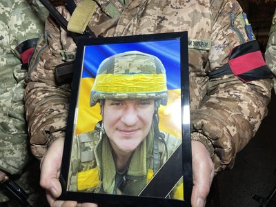 У Полтаві попрощалися із чотирма військовослужбовцями, які загинули на війні з РФ У Полтаві попрощалися із чотирма військовослужбовцями, які загинули на війні з РФ