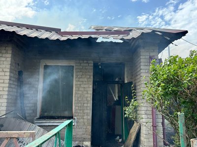 Гасили пожежу кілька годин. Армія РФ ударила дроном по будівлі дитсадка у Межовій на Дніпропетровщині Гасили пожежу кілька годин. Армія РФ ударила дроном по будівлі дитсадка у Межовій на Дніпропетровщині