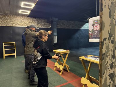 "Ліга сприяння обороні" на Житомирщині: як цивільних навчають стрільбі та тактичній медицині "Ліга сприяння обороні" на Житомирщині: як цивільних навчають стрільбі та тактичній медицині