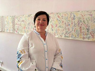 У Житомирі представили семиметровий рушник з автографами українських діячів культури У Житомирі представили семиметровий рушник з автографами українських діячів культури