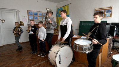"Тішимося, коли люди донатять": на Вінниччині дитячий духовий оркестр допомагає армії "Тішимося, коли люди донатять": на Вінниччині дитячий духовий оркестр допомагає армії