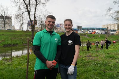Сум'яни висадили 50 дерев на березі річки Сумки до Дня довкілля. Фото Сум'яни висадили 50 дерев на березі річки Сумки до Дня довкілля. Фото
