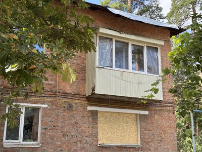 “Бах – і все, в хаті повно диму”: які наслідки ракетної атаки на Тростянець