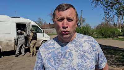 "На городі ракета стирчить. Ми сіли в підвал – і підвал розбили: з Лиманщини евакуювали подружжя пенсіонерів та парубка "На городі ракета стирчить. Ми сіли в підвал – і підвал розбили: з Лиманщини евакуювали подружжя пенсіонерів та парубка