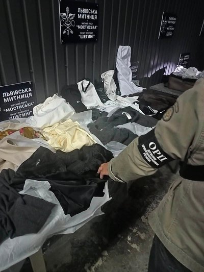 У пункті пропуску «Шегині» вилучили незадекларований брендовий одяг і взуття на близько 2 млн грн У пункті пропуску «Шегині» вилучили незадекларований брендовий одяг і взуття на близько 2 млн грн