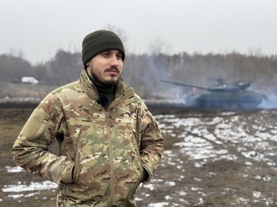 "Давимо на противника": танкіст 41 ОМБР розповів, як нищать російські позиції "Давимо на противника": танкіст 41 ОМБР розповів, як нищать російські позиції