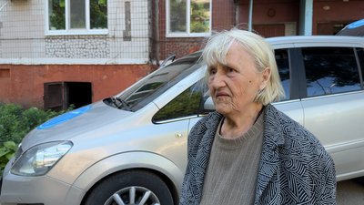 “Усе в сажі, доведеться викинути”. Атака дрона на багатоповерхівку в Краматорську: як жителі оговтуються після обстрілу