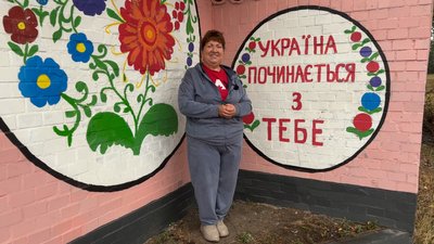 Місцева жителька розповіла, що надалі люди, які живуть у селі, планують підтримувати порядок на зупинці, вересень 2026 року Місцева жителька розповіла, що надалі люди, які живуть у селі, планують підтримувати порядок на зупинці, вересень 2026 року