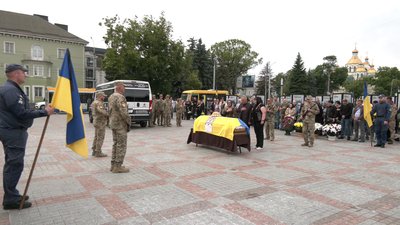 Із 46-річним сержантом Володимиром Белицею порощались у Рівному Із 46-річним сержантом Володимиром Белицею порощались у Рівному
