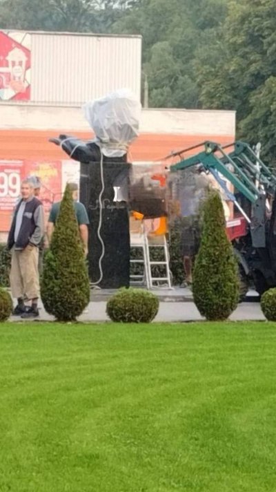 В Одесі демонтували пам'ятник Максиму Горькому В Одесі демонтували пам'ятник Максиму Горькому