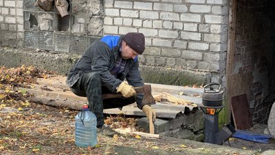 Люди на вулиці гріють чайник Святогірськ Донецька область 8 жовтня 2025 рік Люди на вулиці гріють чайник Святогірськ Донецька область 8 жовтня 2025 рік