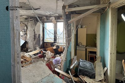 "Весь час летіли безпілотники": що кажуть мешканці будинку, у який влучив російський дрон "Весь час летіли безпілотники": що кажуть мешканці будинку, у який влучив російський дрон