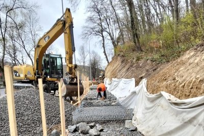 На вул. Личаківській у Львові зводять габіонну підпірну стінку На вул. Личаківській у Львові зводять габіонну підпірну стінку