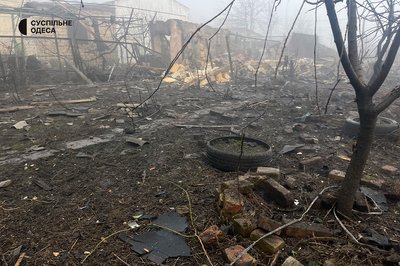 Вибило вікна, згорнулися в гармошку двері: фото наслідків нічної атаки БпЛА на Одесу Вибило вікна, згорнулися в гармошку двері: фото наслідків нічної атаки БпЛА на Одесу