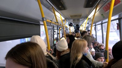 "Складно вийти": чому у черкаських маршрутних автобусах відчиняють не всі двері "Складно вийти": чому у черкаських маршрутних автобусах відчиняють не всі двері