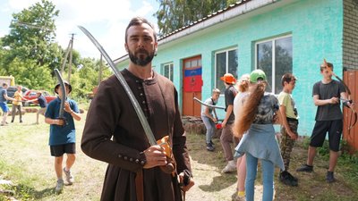 Вчить підлітків стріляти з лука, фехтувати та метати ножі в ціль. Історія Романа Дзеркелева із Глухова Вчить підлітків стріляти з лука, фехтувати та метати ножі в ціль. Історія Романа Дзеркелева із Глухова