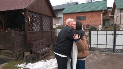 Ярослав Мельничук, робить підставки для телефонів, Віта Грицак, Тернопільщина, січень 2024 Ярослав Мельничук, робить підставки для телефонів, Віта Грицак, Тернопільщина, січень 2024
