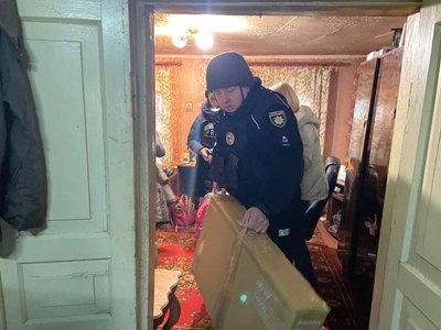 "Наша хата тряслася від обстрілів": жінку з дитиною евакуювали з Ворожби "Білі Янголи" "Наша хата тряслася від обстрілів": жінку з дитиною евакуювали з Ворожби "Білі Янголи"