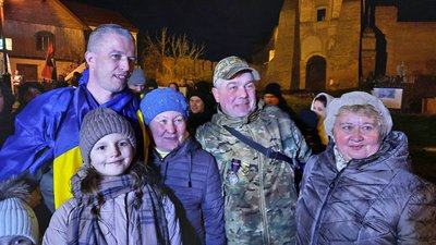 У Луцьку зустріли експолоненого прикордонника Віктора Мальчевського, який був у неволі майже 3 роки У Луцьку зустріли експолоненого прикордонника Віктора Мальчевського, який був у неволі майже 3 роки