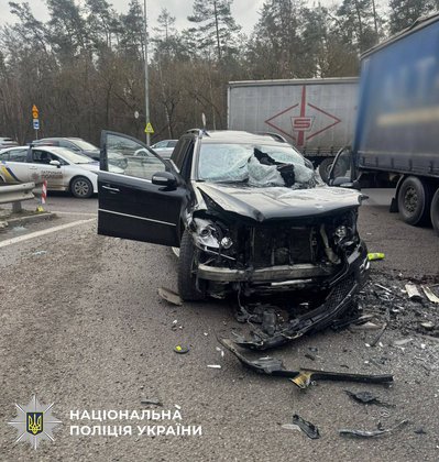 У Києві вантажівка зіткнулася позашляховиком. Загинув підліток У Києві вантажівка зіткнулася позашляховиком. Загинув підліток