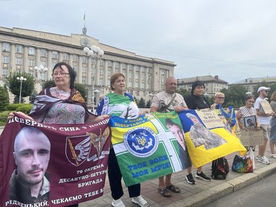 У Черкасах вшанували пам'ять загиблих під час теракту в Оленівці У Черкасах вшанували пам'ять загиблих під час теракту в Оленівці
