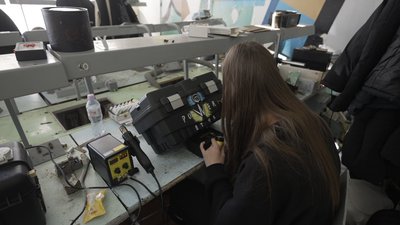 У вінницькому коледжі вироблять зарядні станції та павербанки для оборонців У вінницькому коледжі вироблять зарядні станції та павербанки для оборонців