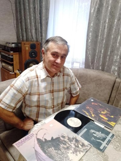 Василь Соляник позує з платівками, які отримав від благодійників Василь Соляник позує з платівками, які отримав від благодійників