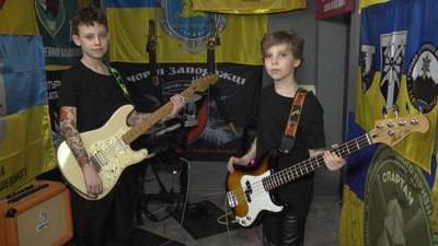 Як грають брати-музиканти Сашко та Давид Подлящуки з Рівного, відео яких поширив рок-гурт Metallica Як грають брати-музиканти Сашко та Давид Подлящуки з Рівного, відео яких поширив рок-гурт Metallica
