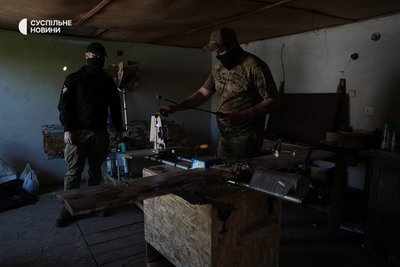 Бійці підрозділу ударних дронів батальйону безпілотних систем "Сапсани" 30 ОМБр готують дрон типу "блискавка" до бойової роботи. Донеччина, травень 2026 року Бійці підрозділу ударних дронів батальйону безпілотних систем "Сапсани" 30 ОМБр готують дрон типу "блискавка" до бойової роботи. Донеччина, травень 2026 року